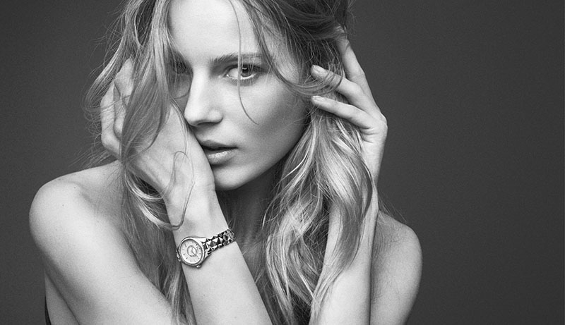 模特兒配戴 DIOR Horlogerie VIII Monataigne 腕錶。